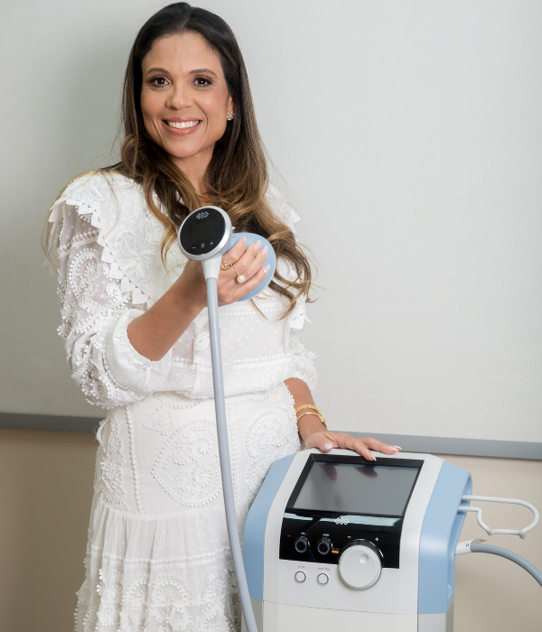 Dra. Emanuela Pimenta da Fonseca com equipamento de tecnologia para tratamento reumatológico